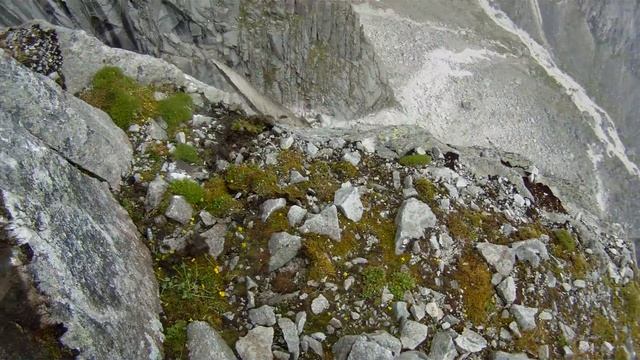 Камень. Падение со 150 метров.