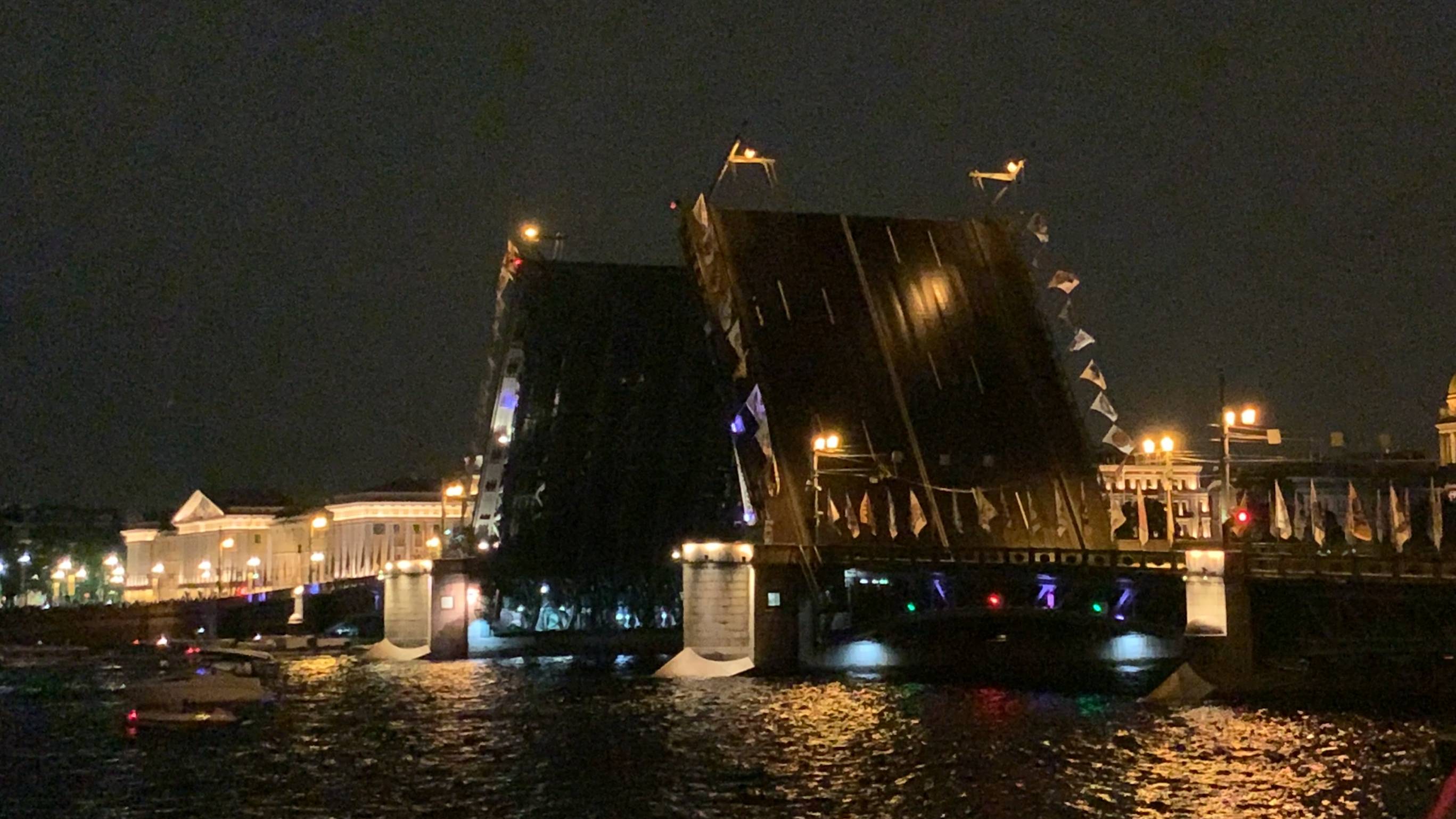 Разведение Дворцового моста. Санкт-Петербург #питер #мосты