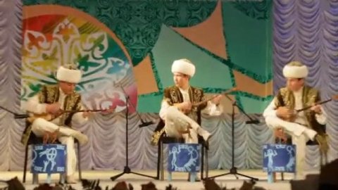 Козленок скачет под звуки домбры