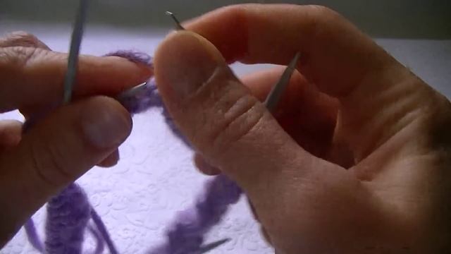 Как правильно связать по кругу резинку для шапки .