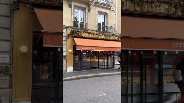 Яркие фасады кафе в Париже Франция