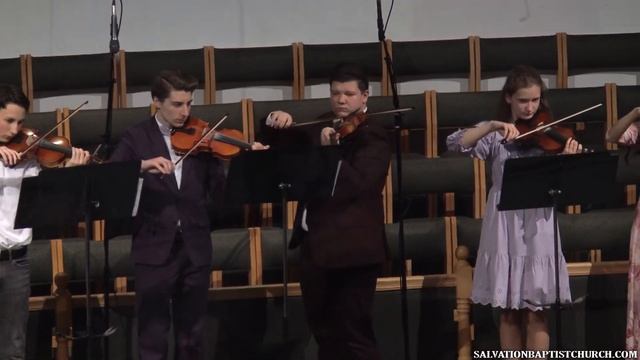 Пение «О маме очень много спето песен…» ─ группа сестёр