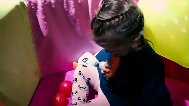 КОРОЧЕ ГОВОРЯ ЯНА С ЕВОЙ ПОШЛИ НА БАТУТЫ И ИГРАТЬ ЗНАЕТЕ С КЕМ