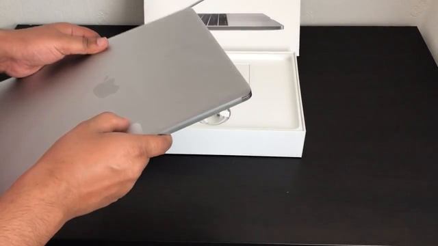 unboxing MacBook Pro 13 2017 touch bar 2017