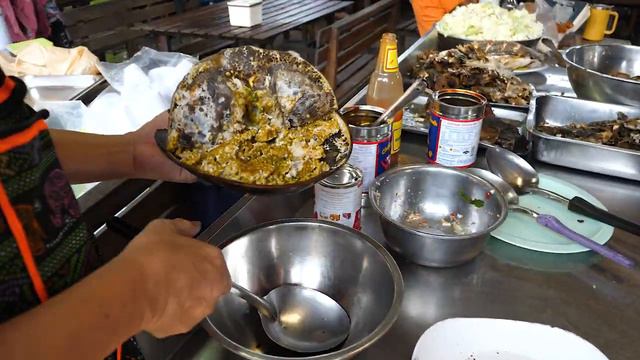Тайская еда - блюдо из икры мечехвоста, жареное рыбное мясо сом там