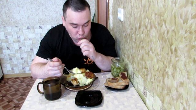 Мукбанг Пюрешка с Котлеткой  Удивительный Март, Подготовка к Копу, Разговор о еде