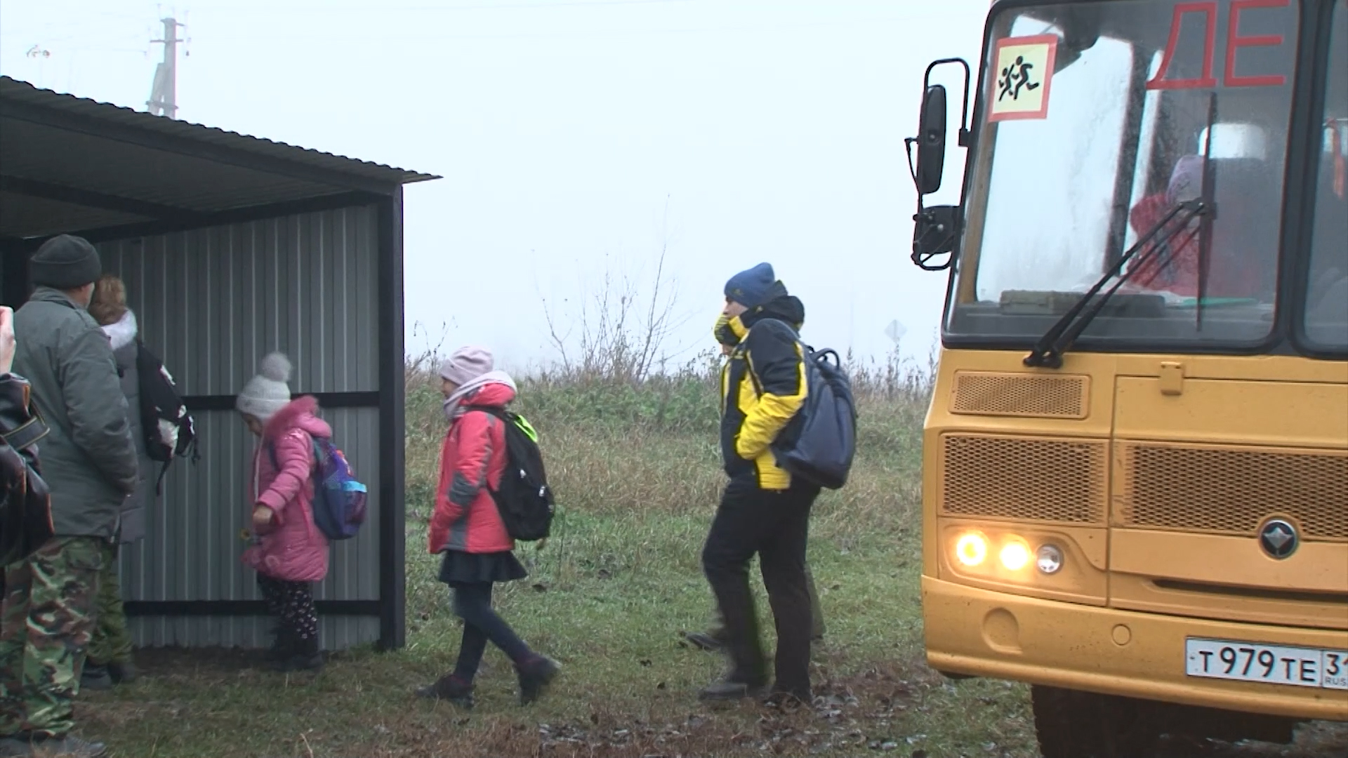 Маленькие жители хутора Филькино обзавелись новенькой автобусной остановкой
