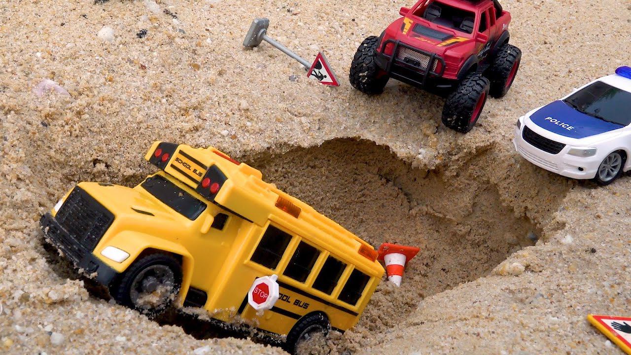 Автобус спасательной машины под песком - песочный экскаватор