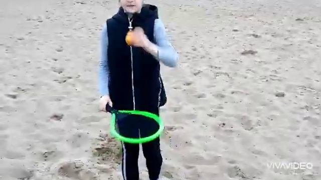 Vikki Играет с теннисными ракетками в воланчик Vikki Top.
