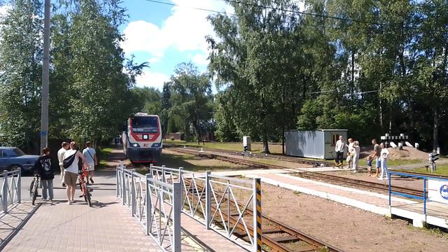 Тепловоз ТУ10-025 подъезжает к станции вагонам поезда "Пионер"