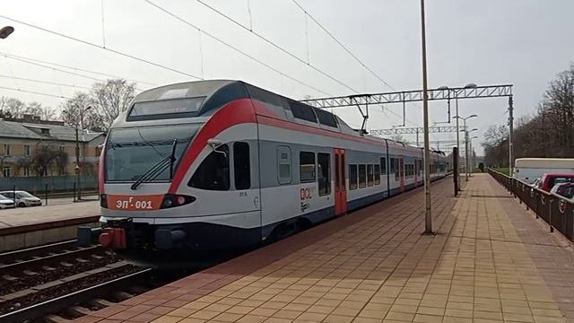 Минск, поезд городских линий отправляется от платформы Масюковщина