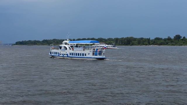 Речной транспорт и река Волга. River transport, and the Volga River.