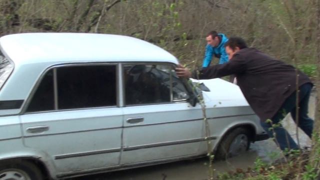 Застрял в грязюке... а зачем полез?! ))) РОДНАЯ ДЕРЕВНЯ МОЛДОВЫ