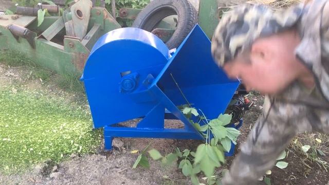 Садовая дисково-молотковая дробилка растительных отходов