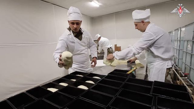 Более двух тонн хлеба в сутки: кадры работы хлебопекарей «Южной» группировки войск
