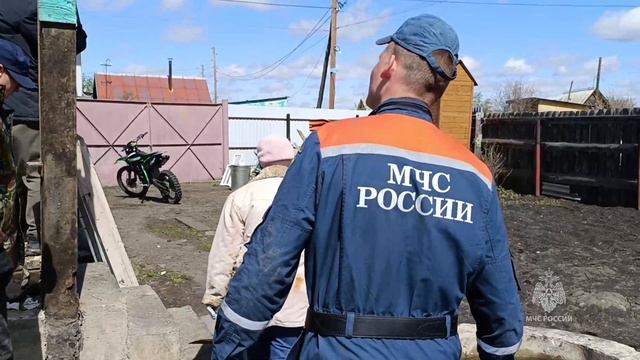 Спасатели МЧС России продолжают работу в подтопленных муниципальных образованиях Курганской области