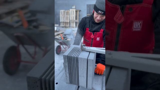 Изготовление у-блоков на площадке #стройкадома #строительстводома #кладка #строюдом