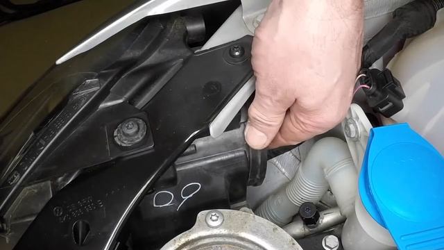How to Replace the headlight bulbs on the Volkswagen Golf 2009 to 2012