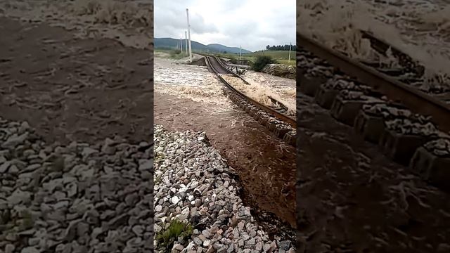 В Бурятии размыло железнодорожные пути из за прорыва дамбы