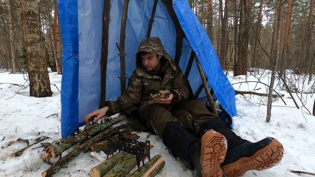 Укрытие в лесу под деревом  \ Готовлю на костре