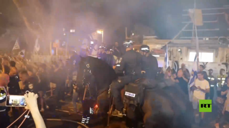 اشتباكات بين الشرطة الإسرائيلية ومتظاهرين يطالبون بإقالة حكومة نتنياهو