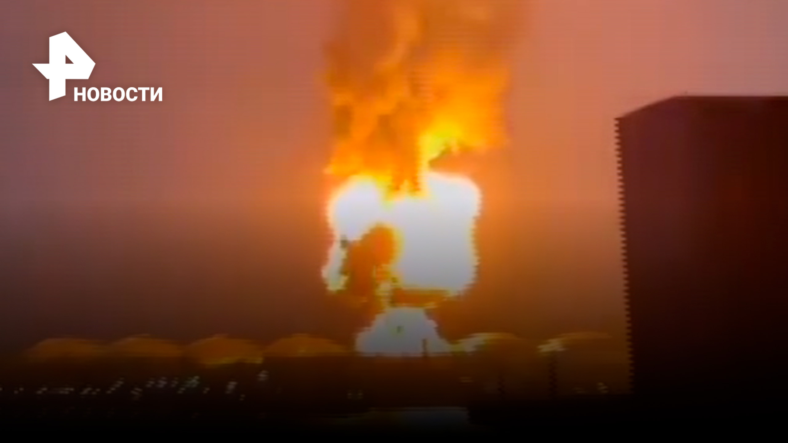 Куба в огне: пожар на нефтехранилище не могут потушить, взрываются новые цистерны / РЕН Новости