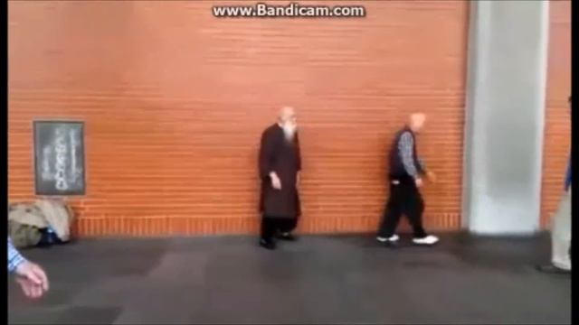 Tai Chi Grand Master uses chi field to expel multiple attackers