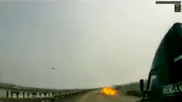 Вертолёт упал на оживлённую трассу