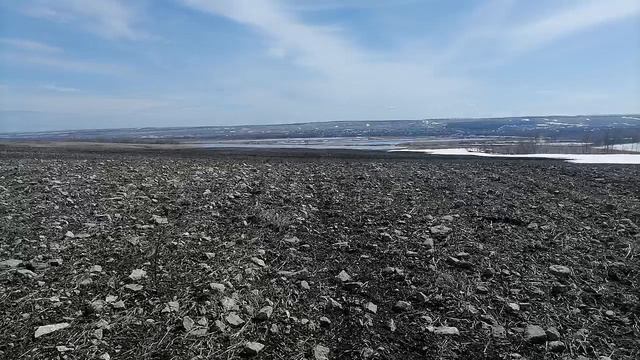 Поле с камнями, весеннее путешествие по бездорожью, нива едет