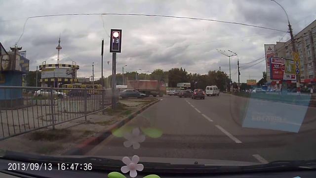Наглый проезд на красный свет [А 430 КЕ] [2013.09.13] #ulway #gibdd73 #ulsk