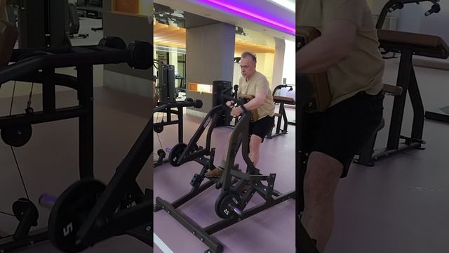 Упражнение для приводящих мышц верхних конечностей. Выполняет доктор Леонид Буланов.