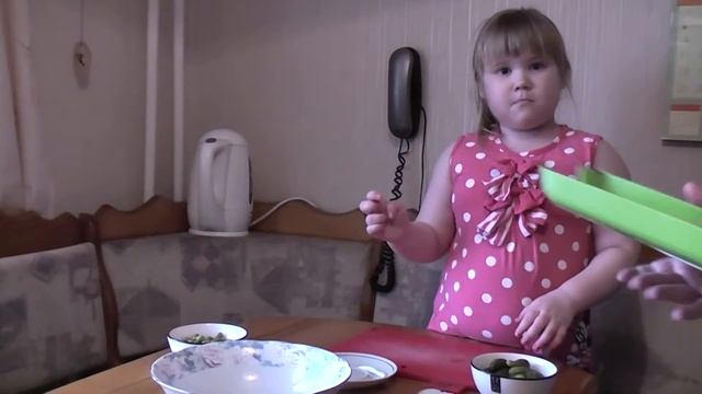 Лиза готовит винегрет