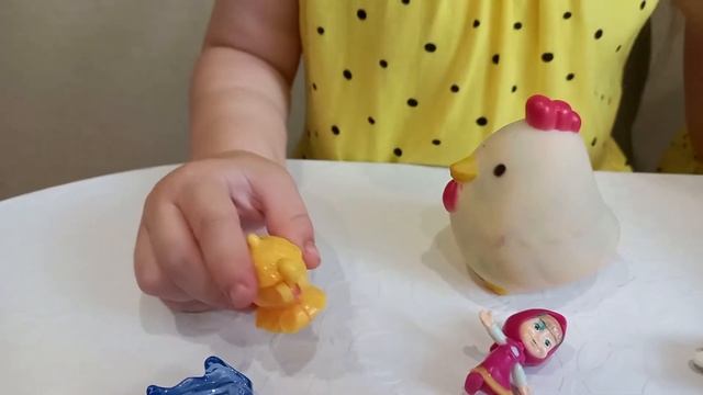 Корзина с игрушками из шоколадного яйца