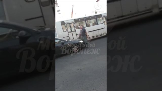 Пьяный мужик зачем-то бросался на проезжающие мимо автомобили в Воронеже.