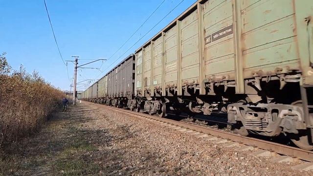 Электровоз 3ЭС5К-554 "Ермак" с грузовым поездом.