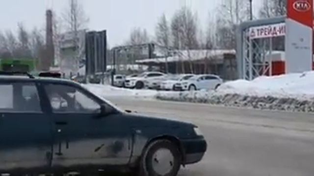 Медведь нападает на человека!!!!!!!