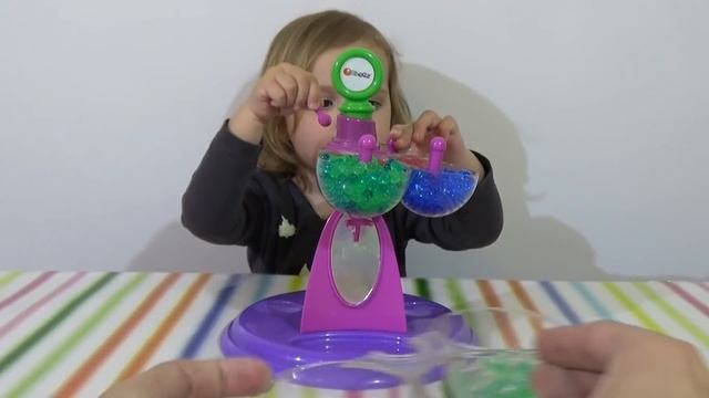 Катя делает украшения с разноцветными шариками