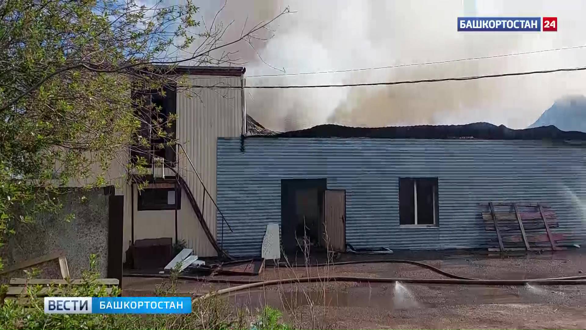Пожар на площади 700 квадратных метров: в Уфе на улице Степана Разина загорелось производственное зд