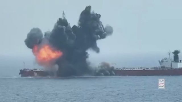 Йеменские хуситы показали атаку по нефтяному танкеру израиля и мощный взрыв безэкипажного катера