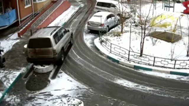 двор и джип