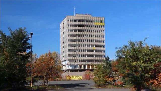Wyburzanie wieżowca Jelcz-Laskowice