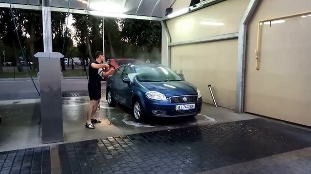 Моем  FIAT Linea  на мойке самообслуживания