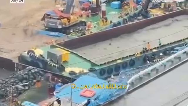 В среду на Филиппинах несколько барж и лодок столкнулись и врезались в мост