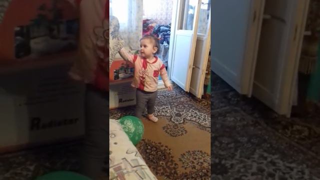 Смотрите все как ребёнок радуется на 8 марта !!!
