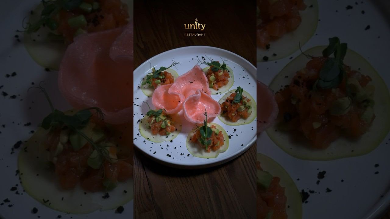 Тар-Тар из форели с авокадо на яблочных слайсах с чипсами из креветок❤️ New Menu Unity soon…