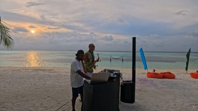 Слушать саксофониста который играет у моря с диджеем - Мальдивы