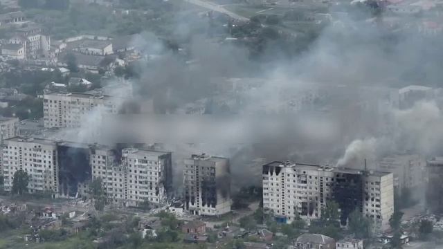 Волчанск_ Штурмы ВС РФ отбили здание ЦГБ, разделив город надвое.