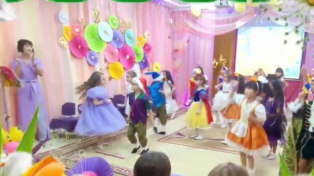 Танец "Вставай с первыми лучами " Выпускной в детском центре г,Алматы