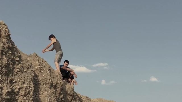 ЧЕЧЕНСКИЕ ПАРНИ ДЕЛАЮТ НЕВЕРОЯТНЫЕ САЛЬТО В ВОДУ