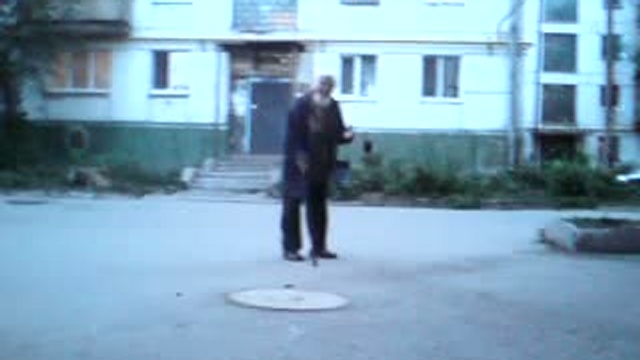 Дедушка идет за фанфуриком